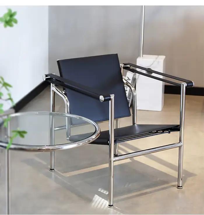 Chaise de fauteuil de style Kevin en cuir PU, cuir de vache, cadre en acier inoxydable, salon, loisirs, corbusier facilement