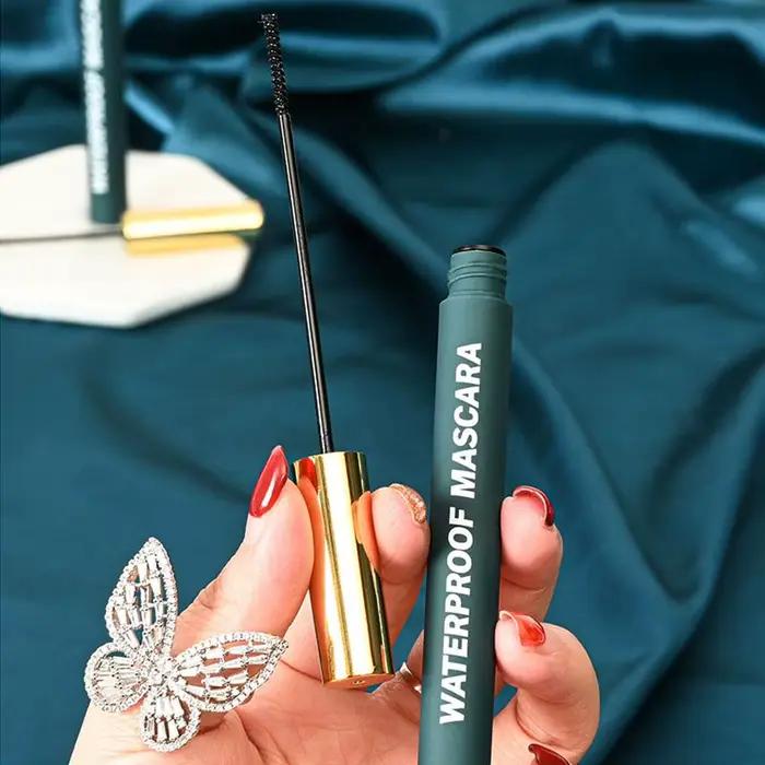 Mascara 4D, Noir