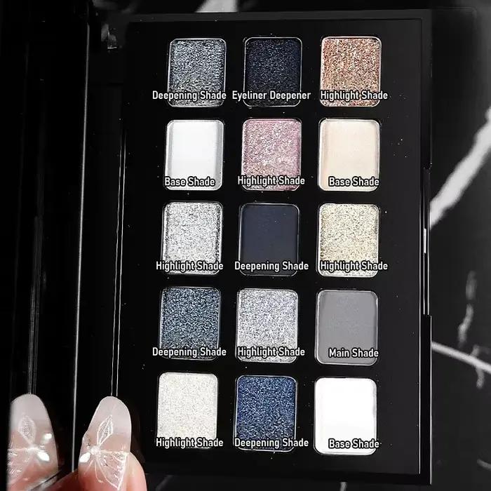 Palette de fards à paupières noirs fumés