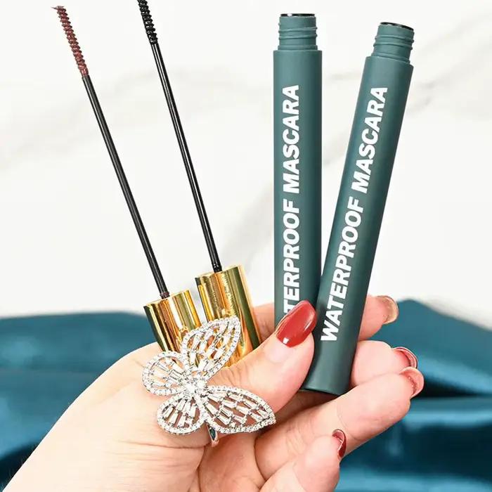 Mascara 4D, Noir