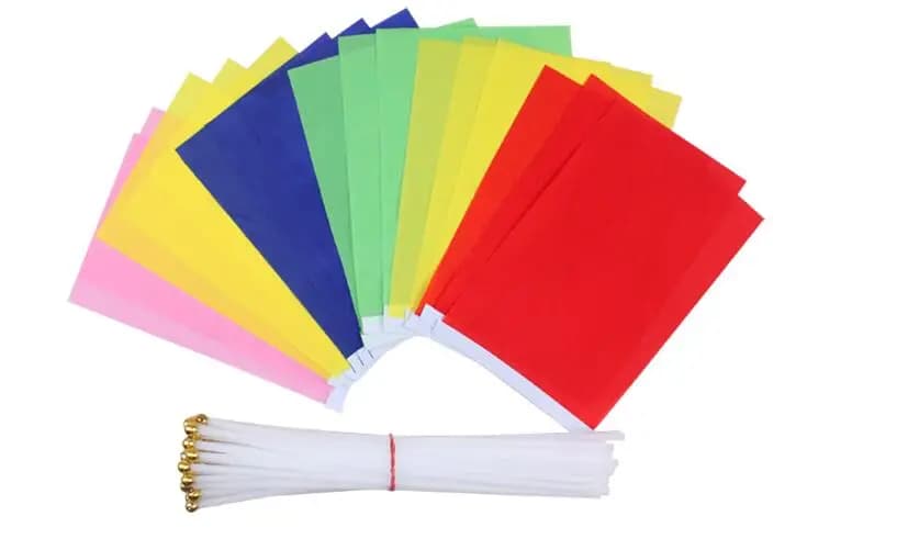 Drapeaux flottants de couleur pure, rouge, jaune, bleu, vert, rose, exercice du matin