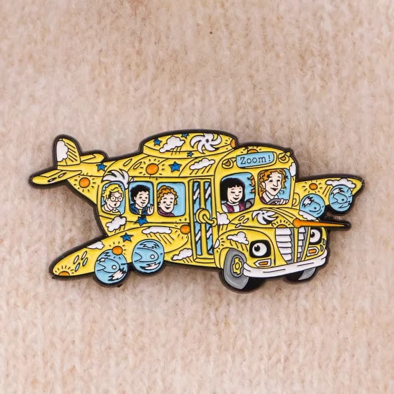 Un badge en émail de dessin animé pour le bus scolaire magique. Il est parfait pour les sacs à dos,