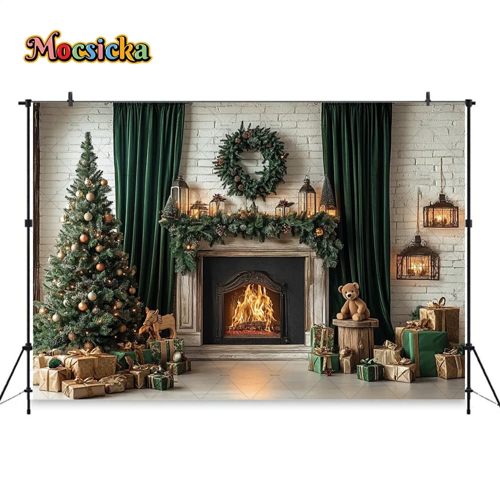 Photographie de fond de cheminée de Noël vintage, rideaux verts, couronne, arbre de Noël, cadeaux, t