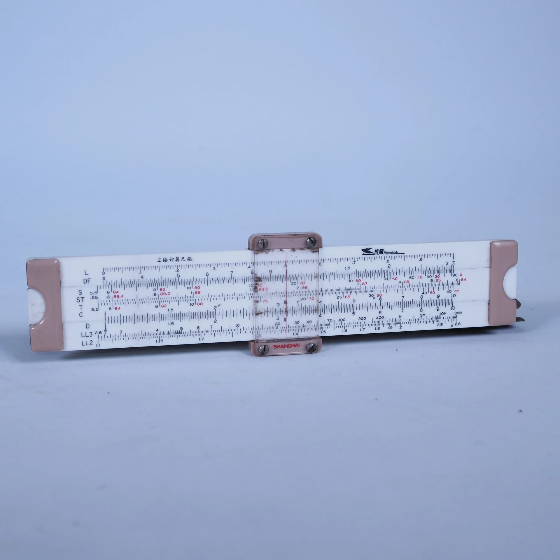 Règle de glissière logarithmique des années 1960 et 70 : ancien objet nostalgique, ornement folklori