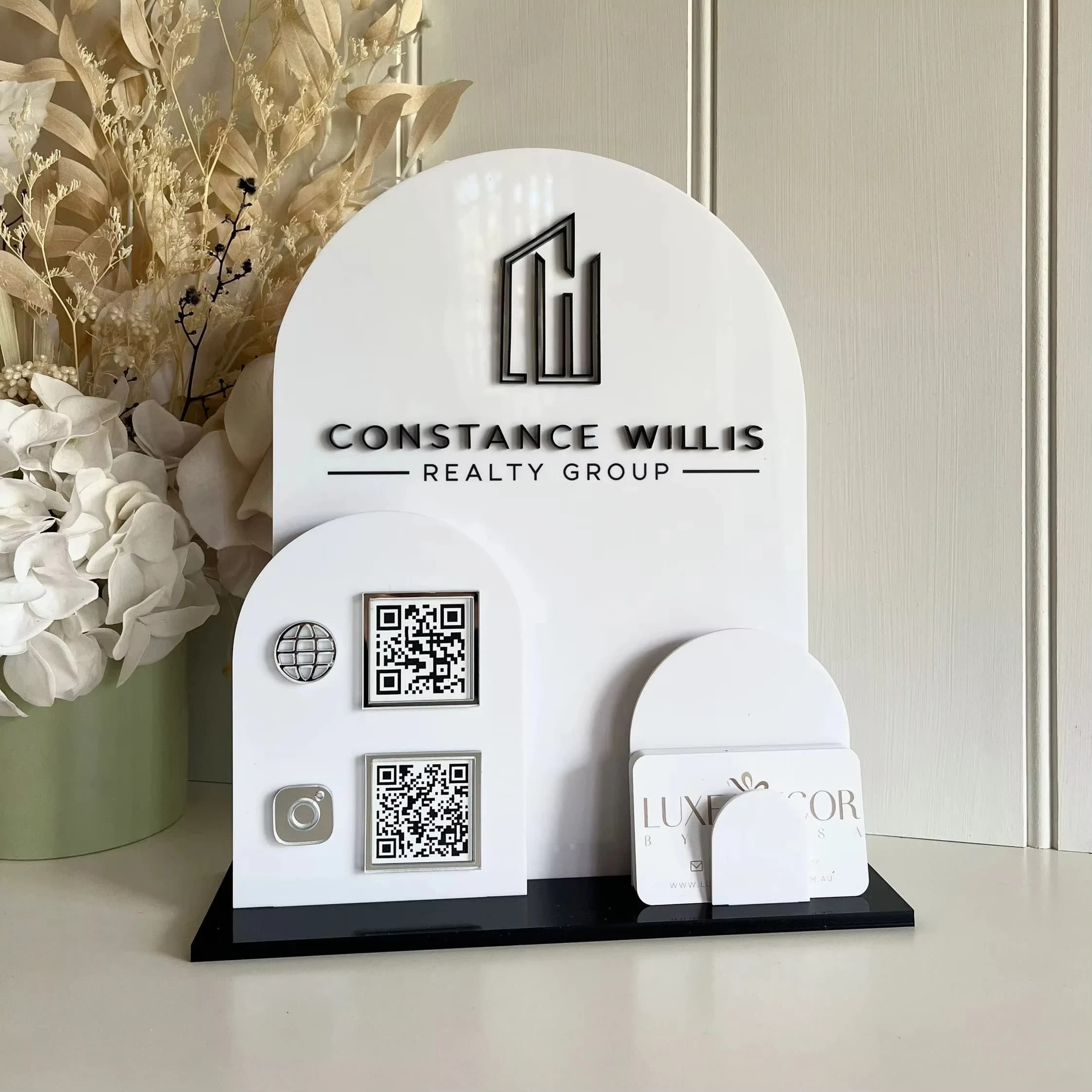 Support en acrylique personnalisé avec codes QR multiples pour les réseaux sociaux, idéal pour la ch