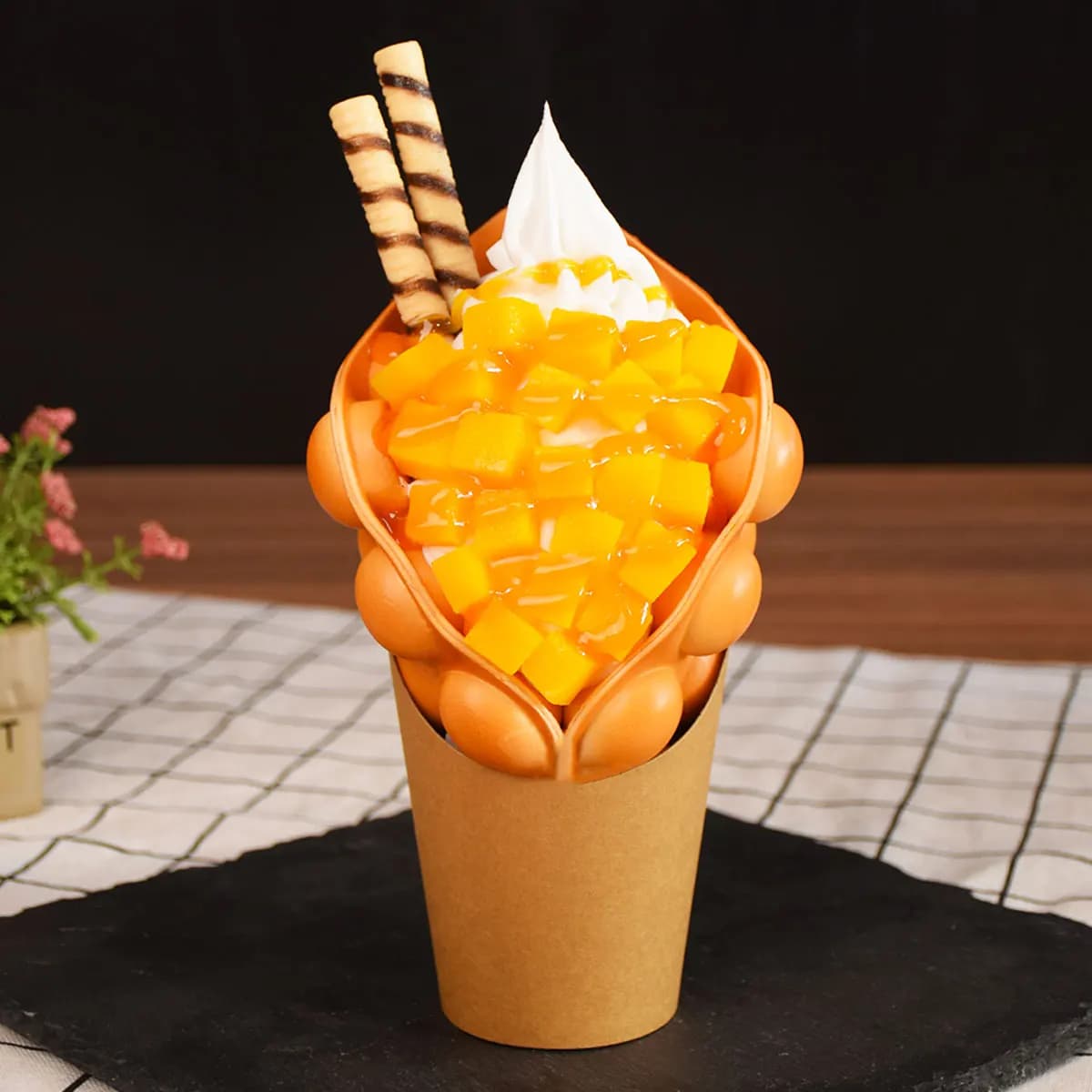 Eggette réaliste avec modèle de crème glacée-dessert de gaufre à fausses bulles pour la photographie