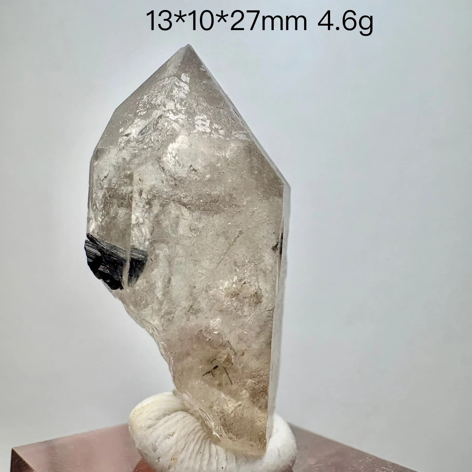 Cristal de quartz naturel, spécimens minéraux coexistant de tourmaline, grappes de cristaux minéraux