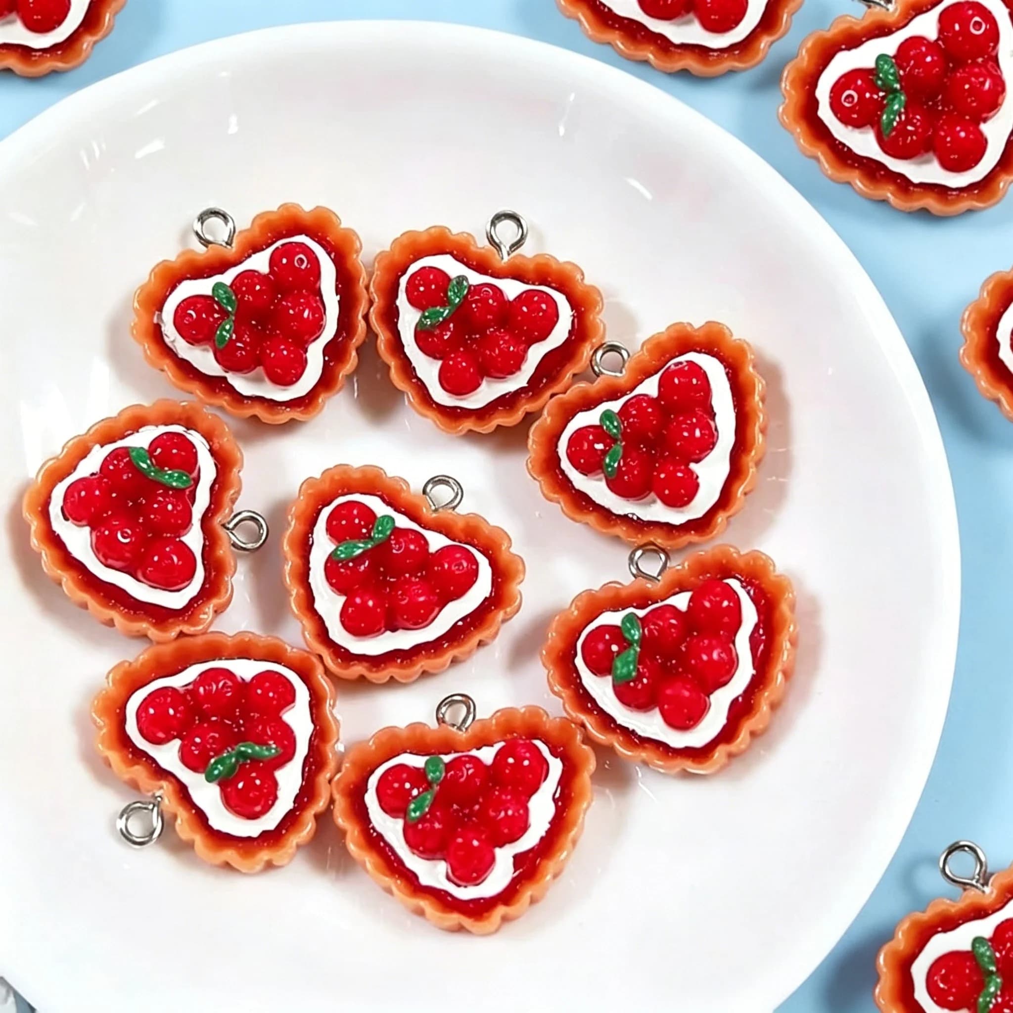 10 Breloques en résine mignonnes en forme de tarte à la fraise, pendentifs en forme de cœur pour bou