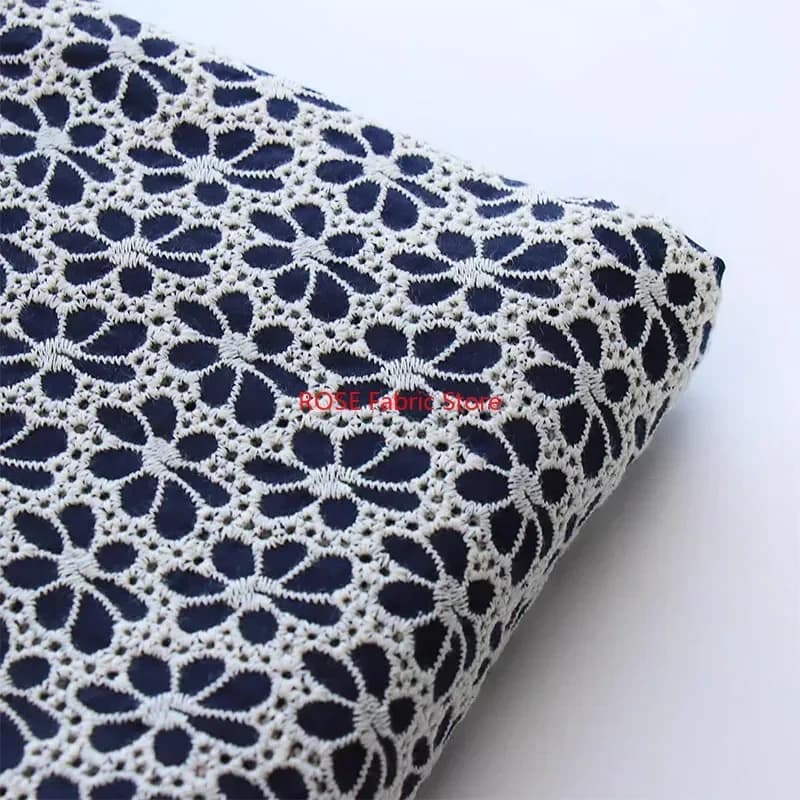 Tissu en pur coton brodé de fleurs bleu marine, pour jupes, robes, robes, chemisier, hauts, couvertu