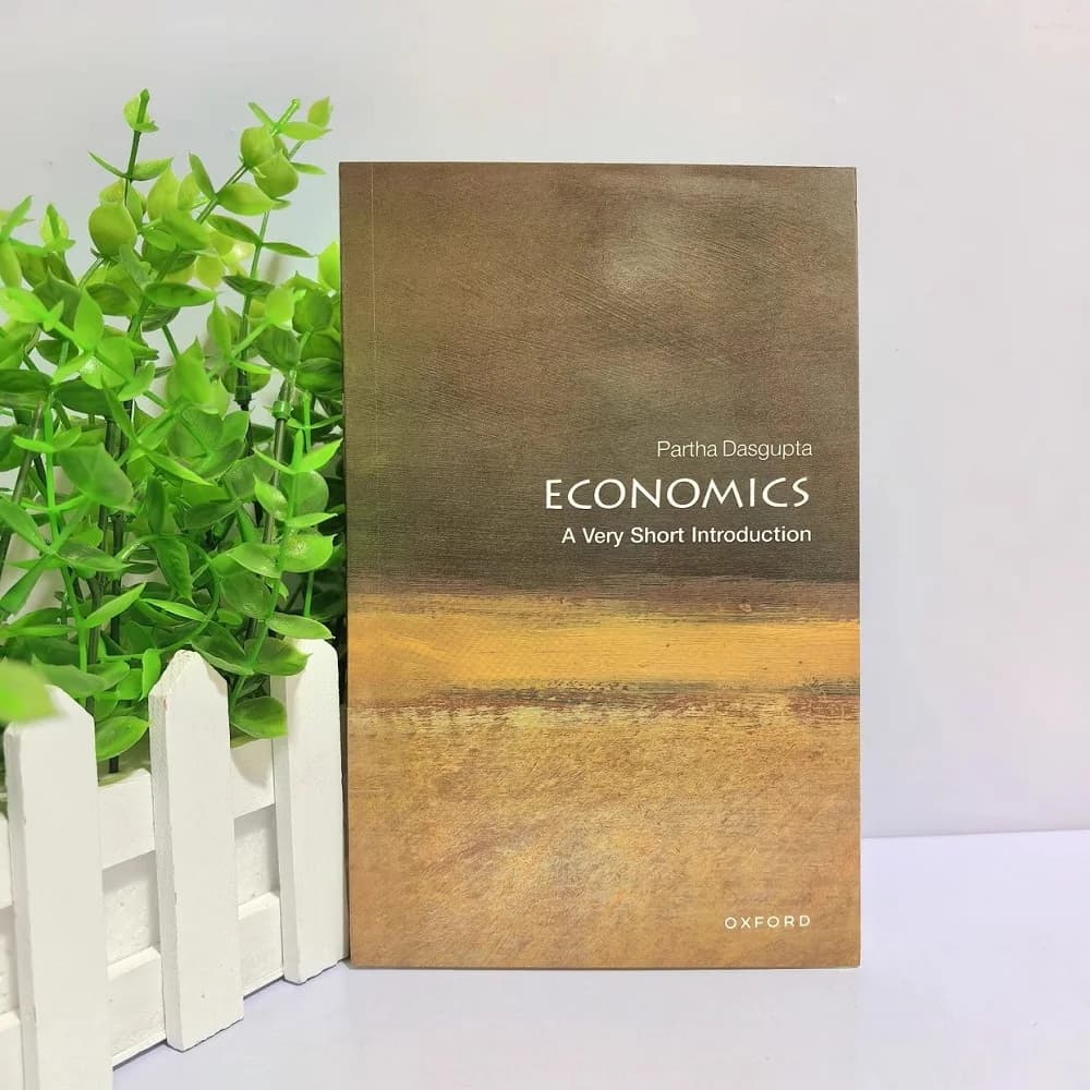 L'économie : une très courte introduction par Partha Dasgupta, livre broché en anglais
