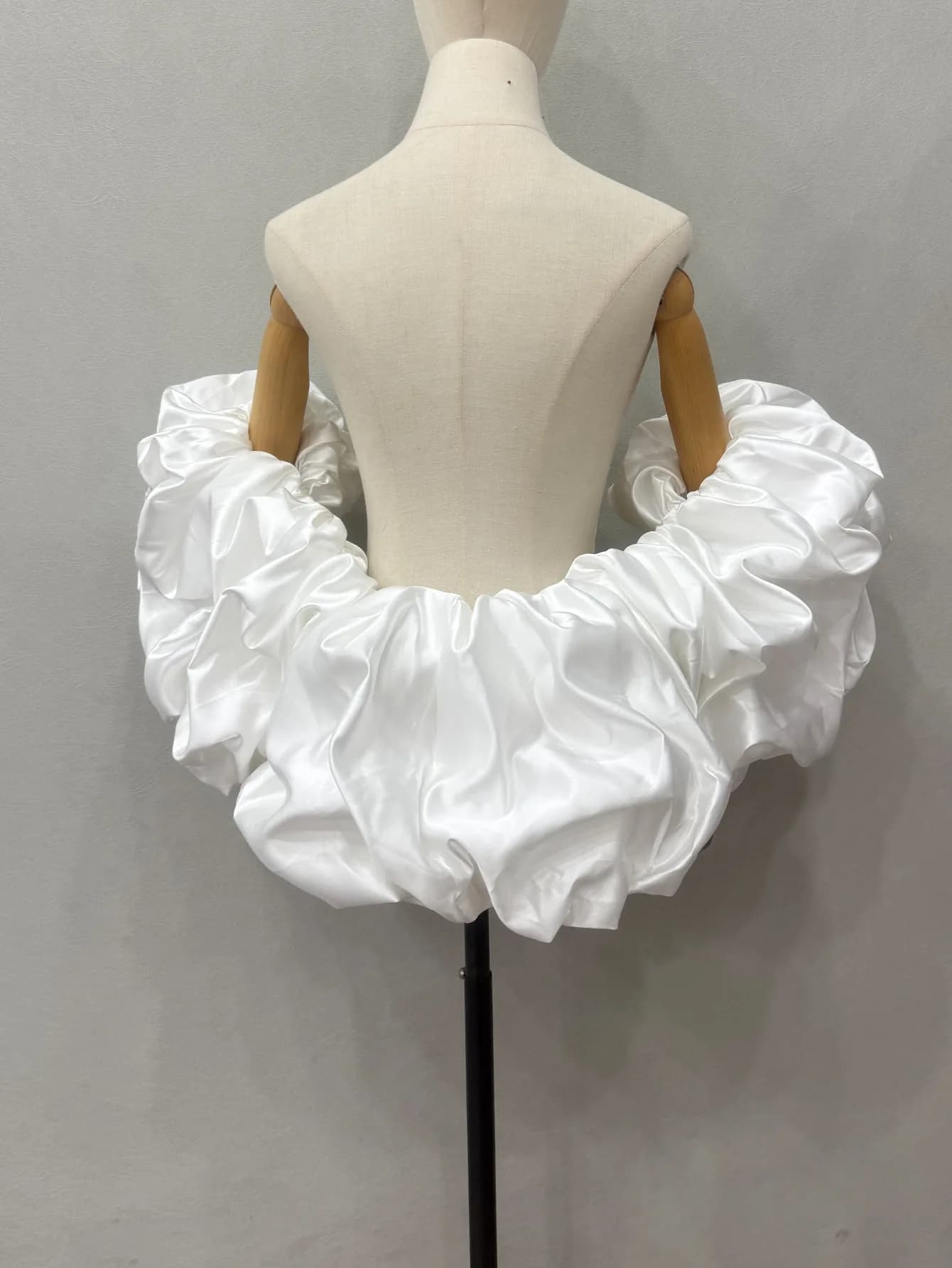 Accessoires de mode féminine : Châle en satin à volants, veste pour cosplay, fêtes, banquets formels
