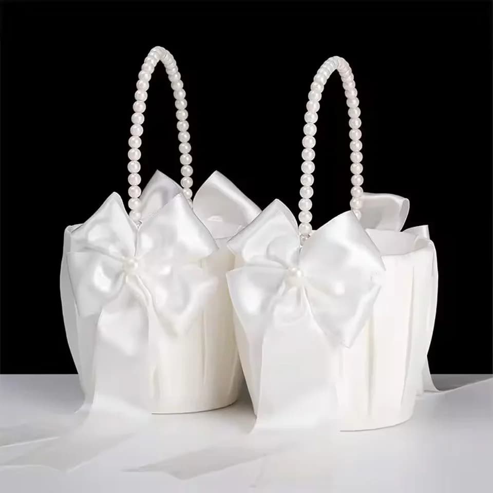 Panier à fleurs de mariage en satin blanc avec poignée en perles, design rustique à nœud pliable, 2 
