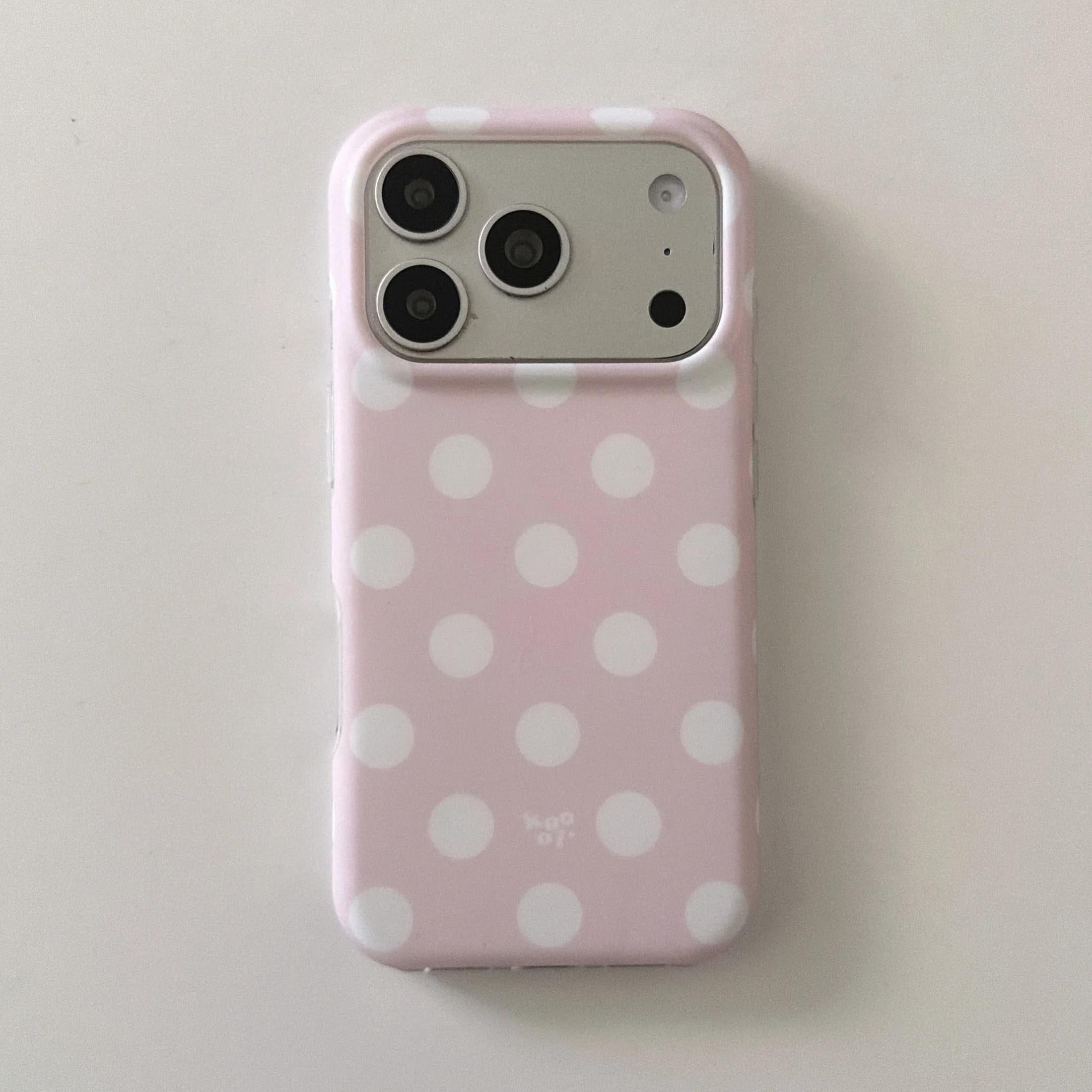 Coque de téléphone antichoc à bords arrondis, motif pois blancs et bruns sur fond rose mat simple, p