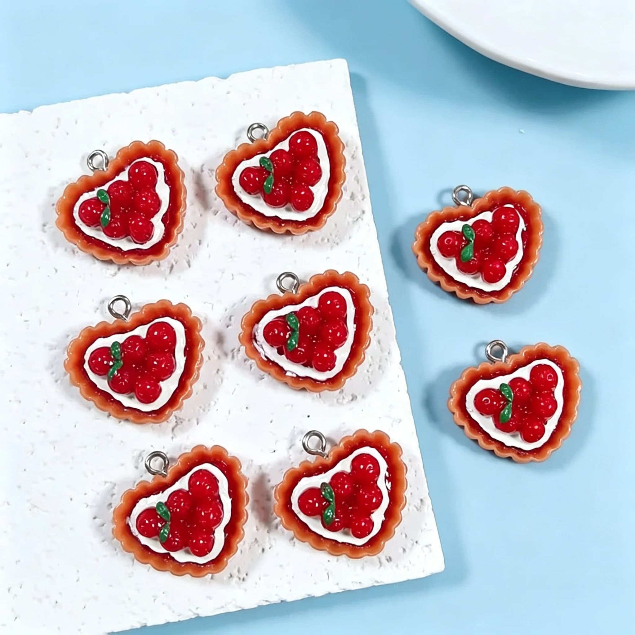 10 Breloques en résine mignonnes en forme de tarte à la fraise, pendentifs en forme de cœur pour boucles d'oreilles, porte-clés et créations DIY