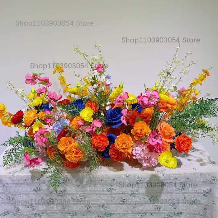 Composition florale vive et colorée orange/bleue, fleurs de pivoine et de rose, décoration de fond d