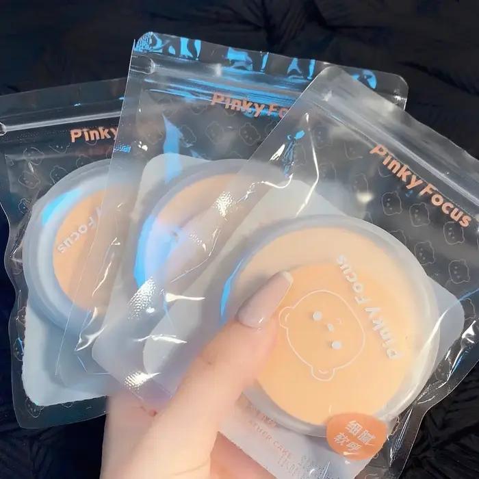 Poudre de maquillage hydratante et éclaircissante