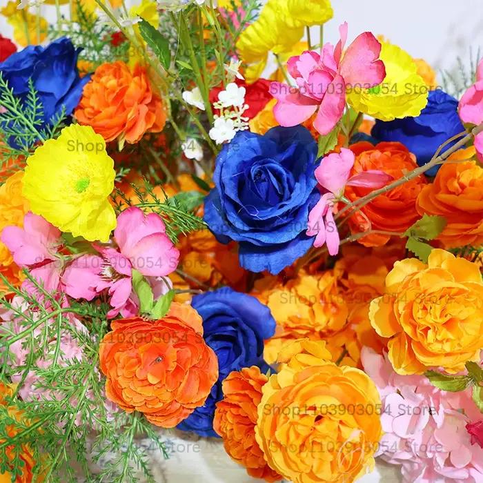 Composition florale vive et colorée orange/bleue, fleurs de pivoine et de rose, décoration de fond de scène de mariage, rangée de fleurs pour le sol, accessoire d'événement