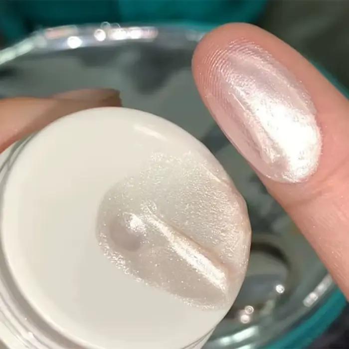Diamant nacré mettant en évidence liquide scintillant intense corps complet