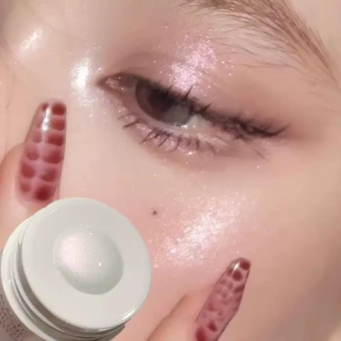 Diamant nacré mettant en évidence liquide scintillant intense corps complet